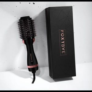 Foxy Bae Blowout Drying  Brush